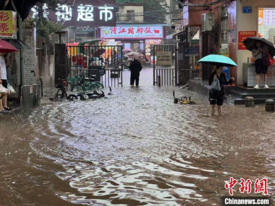 6日，广州暴雨，部分道路出现水浸。何俊杰 摄